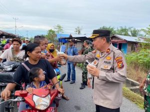 Jelang Buka Puasa, Polsek Bangko Bersama Panitia Cengbeng Bagikan Seribu Takjil Kepada Masyarakat