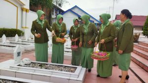Dalam Rangka HUT Ke-77, Persit Kartika Chandra Kirana Kodim 0321 Rohil Ziarah Rombongan ke TMP Kusuma Bakti