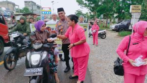 Berkah Ramadhan, Polsek Rimba Melintang Bagikan Takjil Kepada Masyarakat