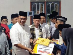 Kapolsek Rimba Melintang Dampingi Bupati Rohil Serahkan Bantuan Saat Safari Ramadhan