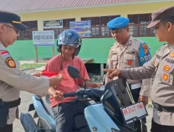 Sambut Hari Kemerdekaan RI ke-80 Tahun, Polsek Panipahan Bagikan Bendera Merah Putih