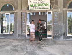 Kebersamaan Satgas TMMD ke-125 Kodim 0321/Rohil dan Warga dalam Sholat Jumat Berjamaah di Masjid Jami Al-Hidayah Perkuat Kemanunggalan