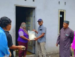 Jumat Berkah, LPMK dan Perangkat Kelurahan Tanjung Palas Salurkan Bantuan Beras untuk Warga