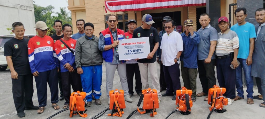 Pertamina Dumai Serahkan 15 Mesin Potong Rumput untuk LPMK Tanjung Palas, Dukung Kebersihan Lingkungan