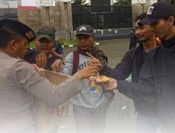 Polri Bagikan Air Mineral dan Roti kepada Pendemo di Gedung DPR RI